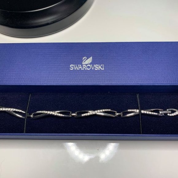SWAROVSKI TWIST FIGURE EIGHT BRACELET - Picture 1 of 5